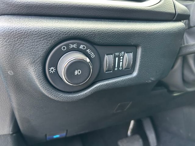 Used 2025 Chrysler Pacifica Select FWD image 24