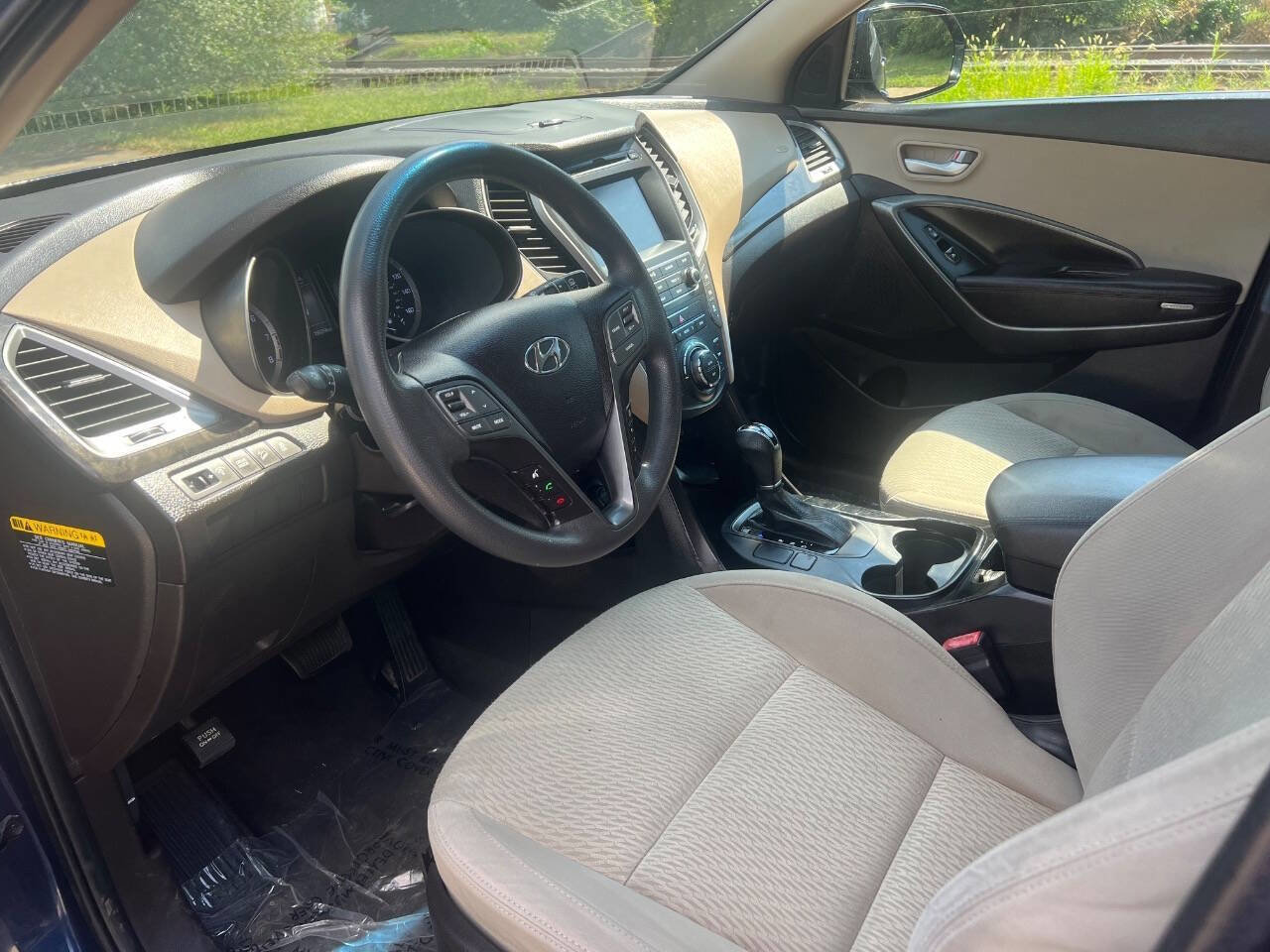 Used 2017 Hyundai Santa Fe SE image 3