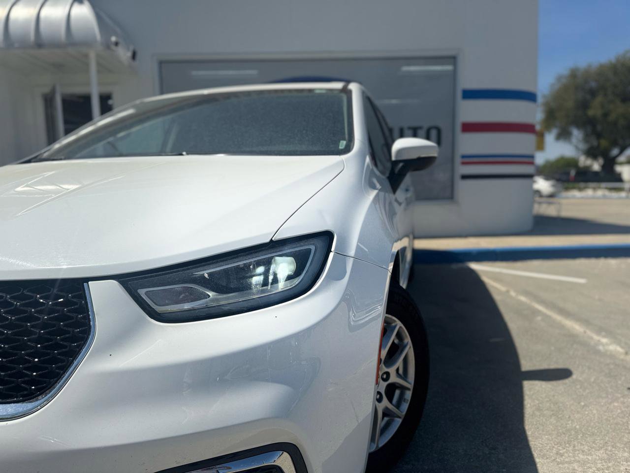 Used 2023 Chrysler Pacifica Touring-L image 5