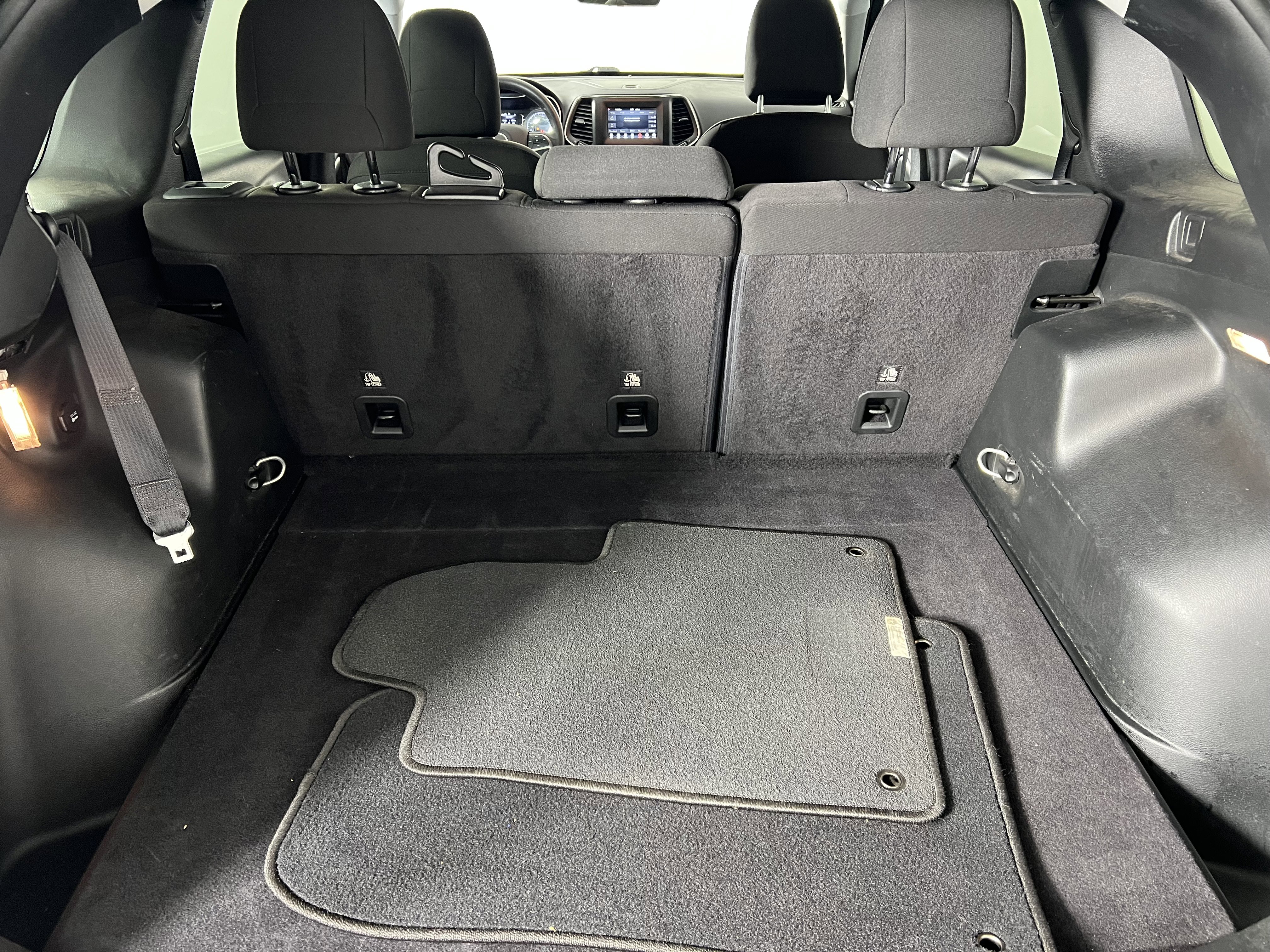 Used 2019 Jeep Cherokee Latitude w/ Popular Appearance Group image 22