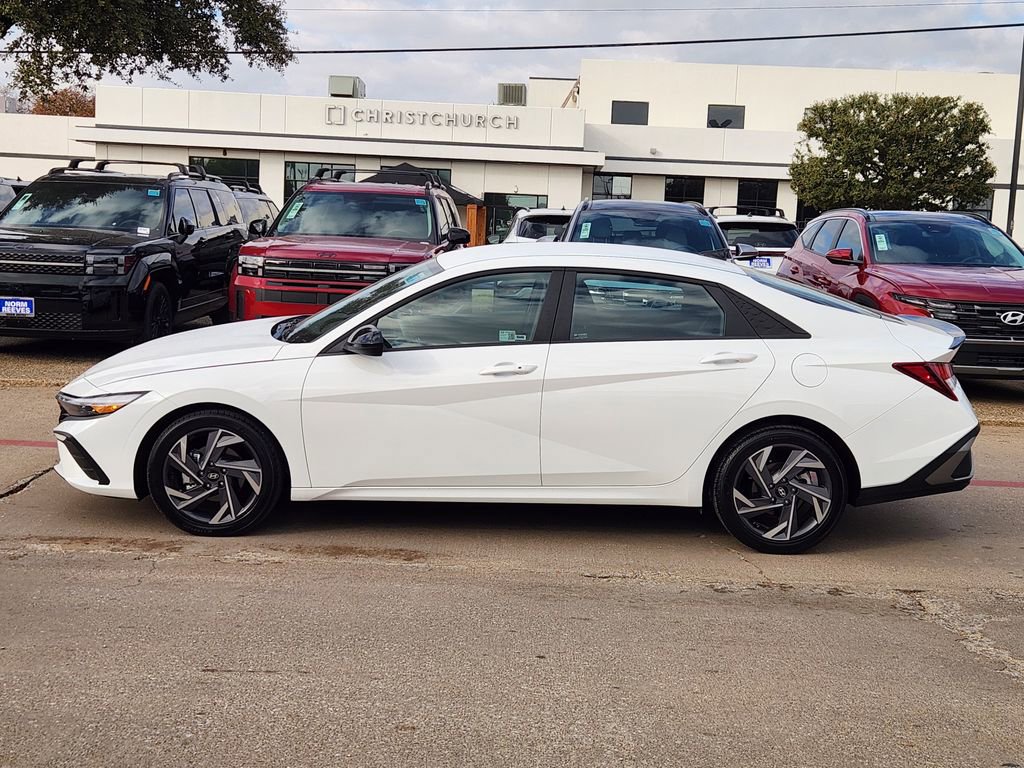 Used 2025 Hyundai Elantra Sport image 4