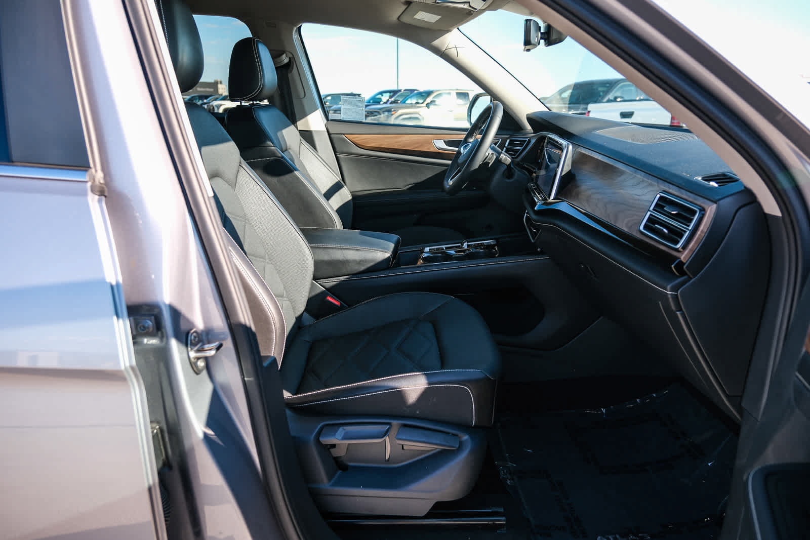 Used 2024 Volkswagen Atlas SE FWD image 18