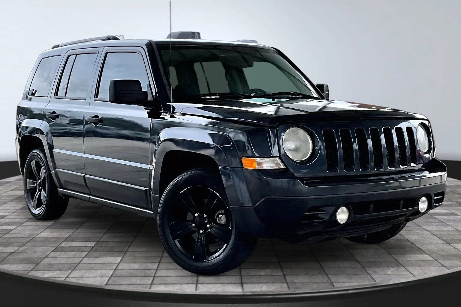 Used 2014 Jeep Patriot Sport w/ Southwest Package FWD image 3