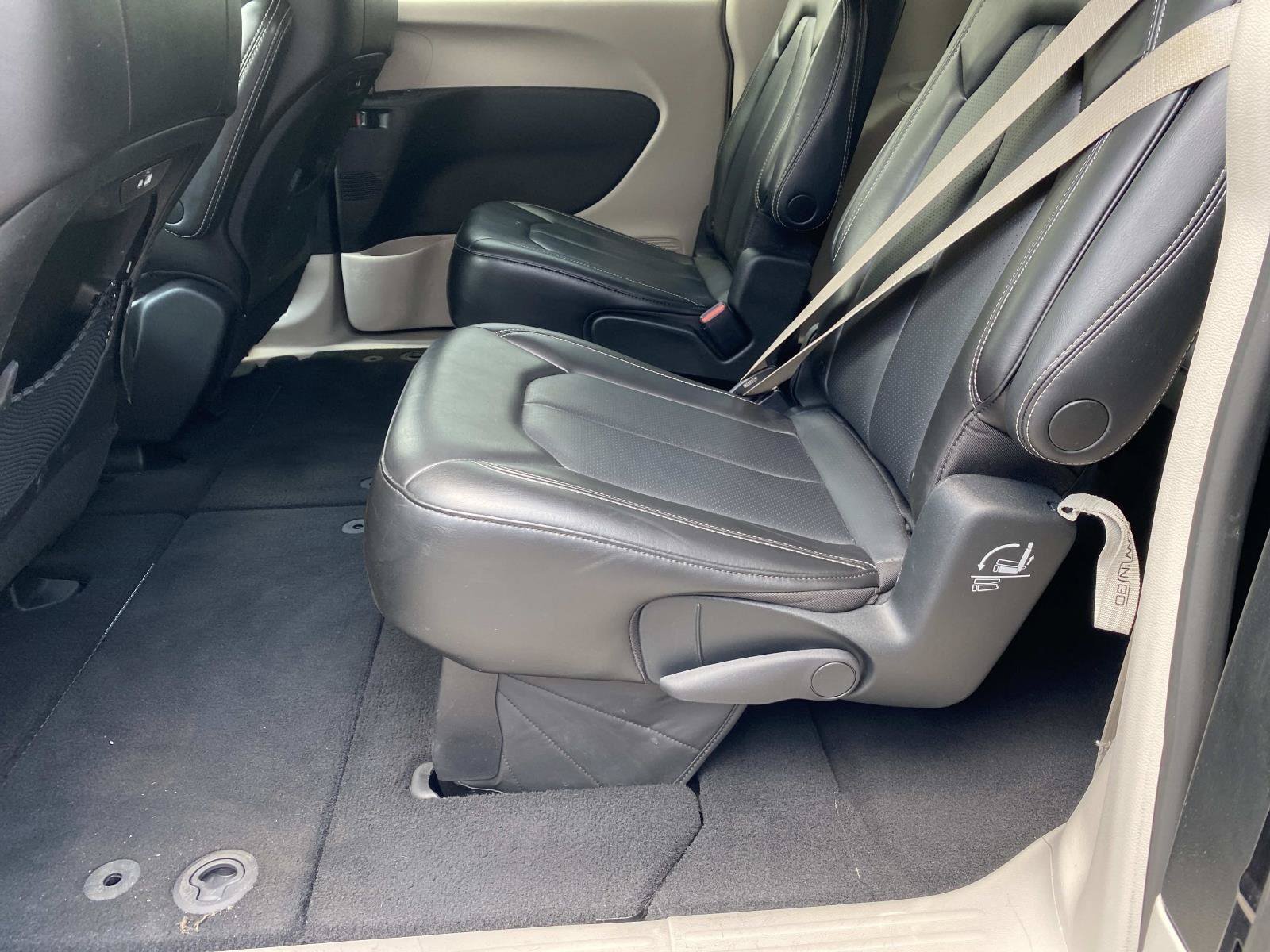 Used 2023 Chrysler Pacifica Touring-L FWD image 17