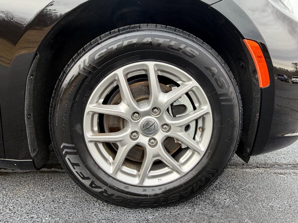 Used 2024 Chrysler Pacifica Touring-L image 9