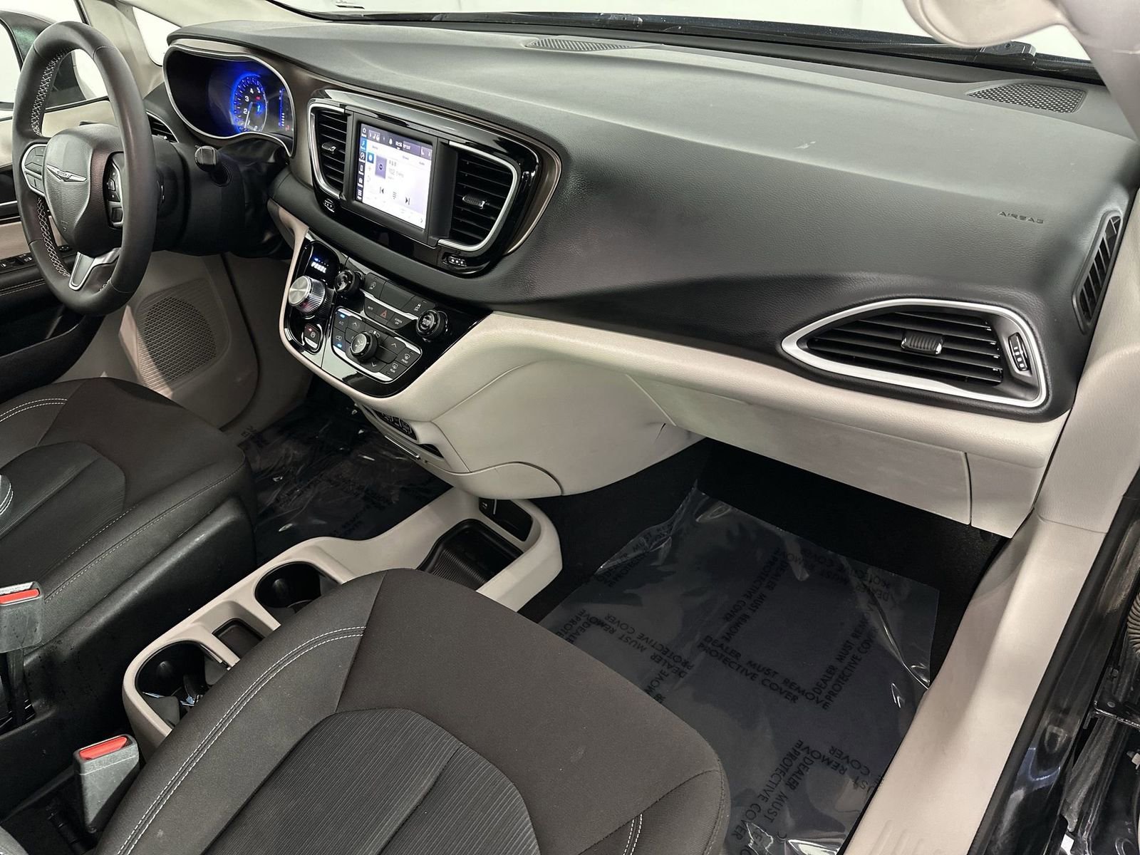 Used 2023 Chrysler Voyager LX image 36