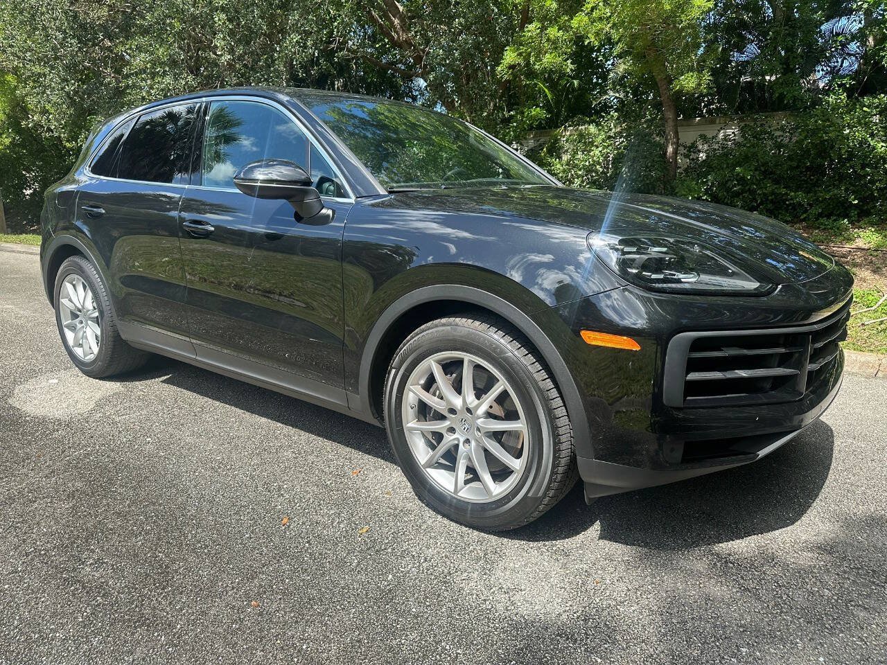 Used 2024 Porsche Cayenne AWD/4WD image 1