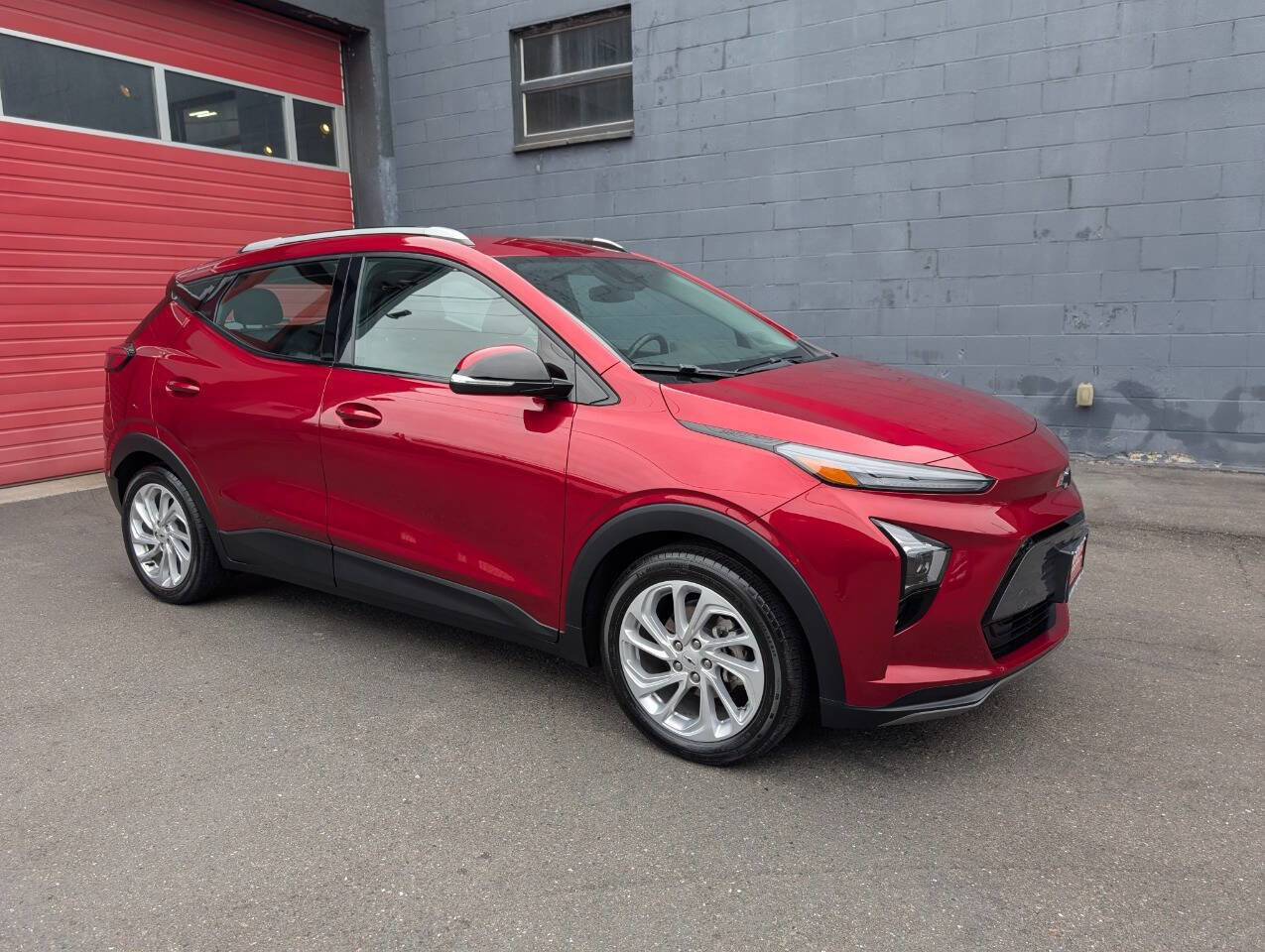Used 2023 Chevrolet Bolt EUV LT FWD image 1