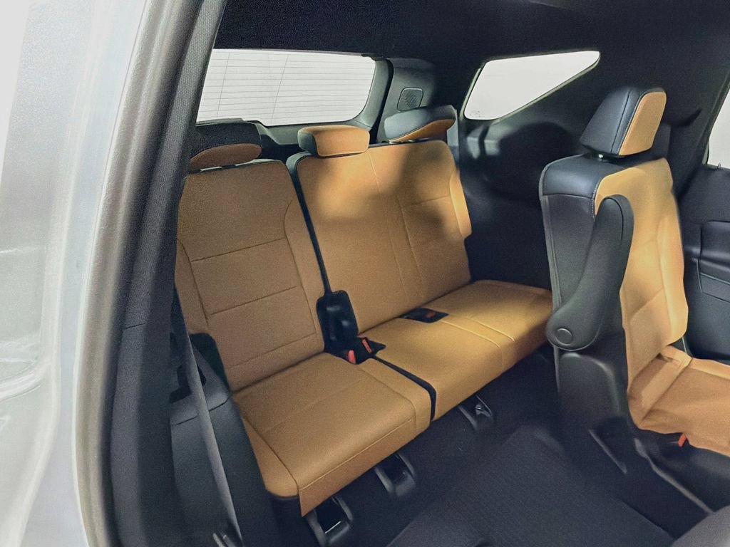 New 2027 Chevrolet Traverse Z71 w/ LPO, Floor Liner Package AWD/4WD image 23