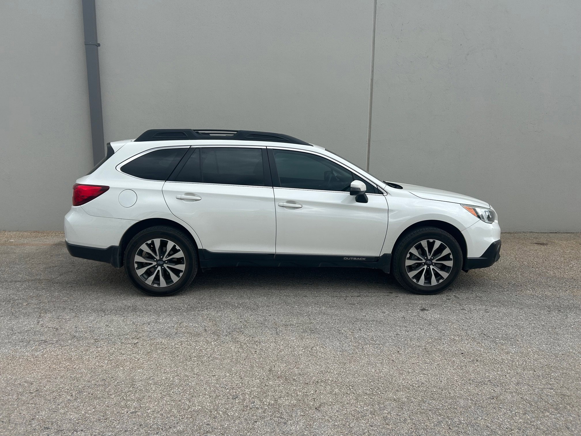 Used 2017 Subaru Outback 2.5i Limited image 9