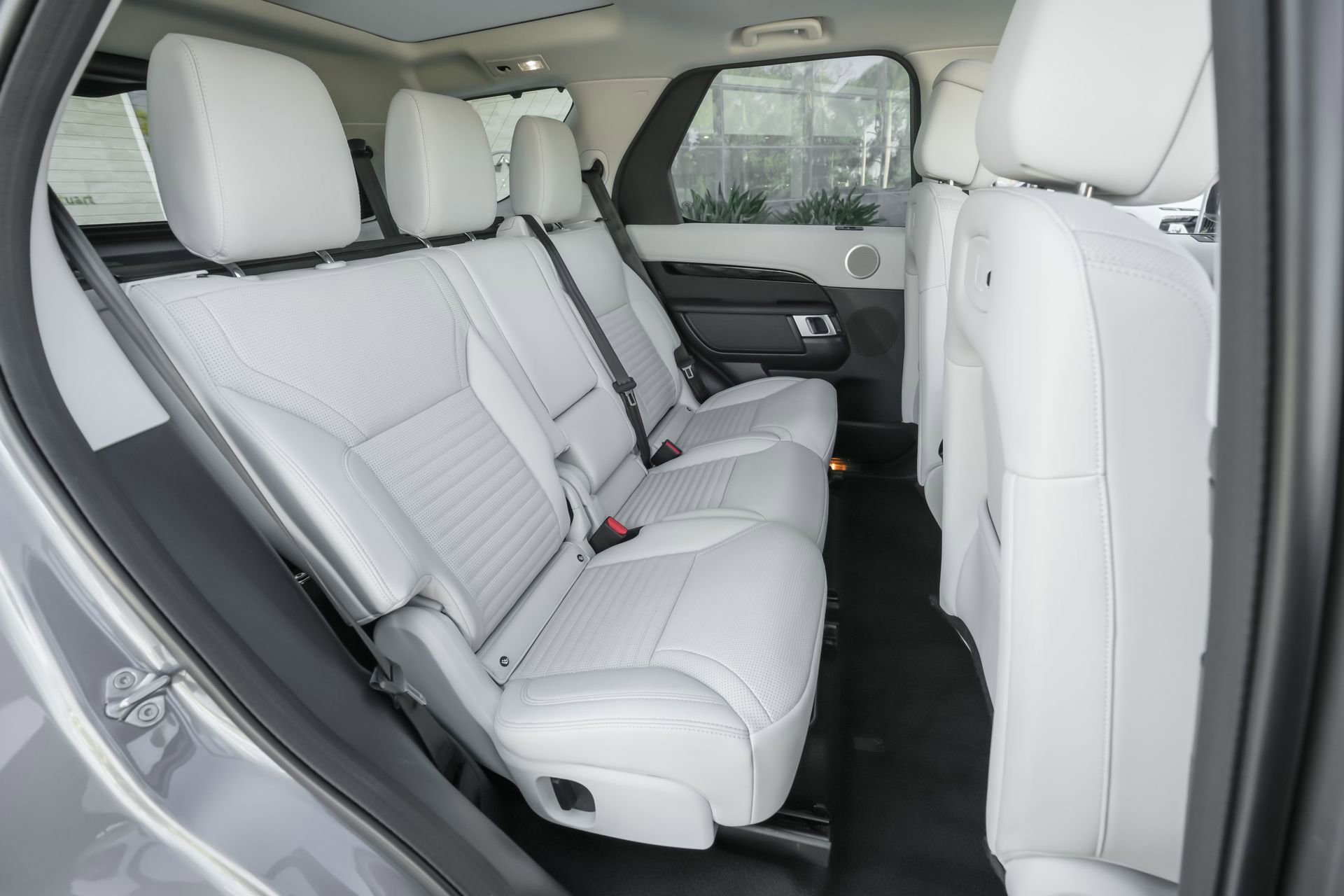 Used 2025 Land Rover Discovery S image 37