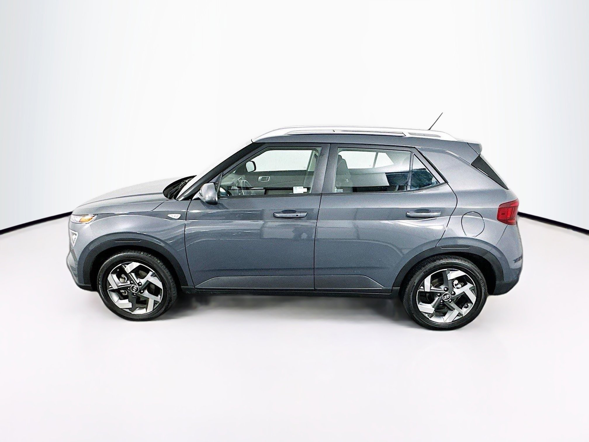 Used 2025 Hyundai Venue SEL FWD image 4