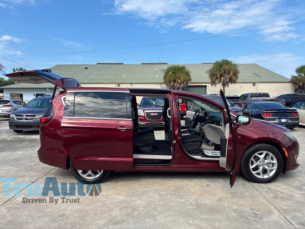 Used 2020 Chrysler Pacifica Touring w/ Tire & Wheel Group FWD image 19