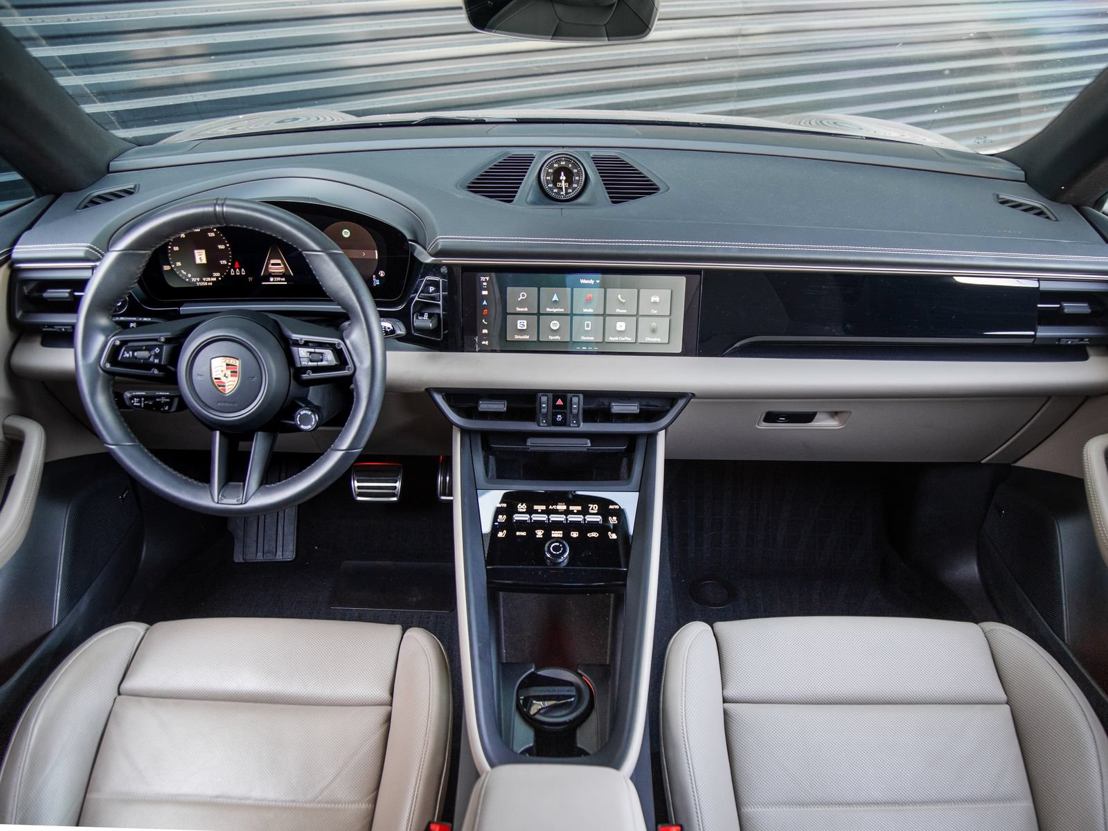 Certified 2025 Porsche Macan 4S Electric AWD/4WD image 14