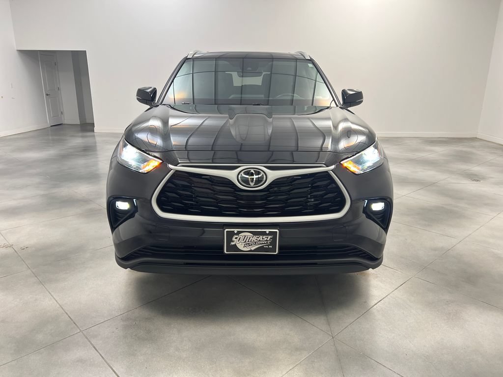 Used 2025 Toyota Highlander XLE FWD image 3