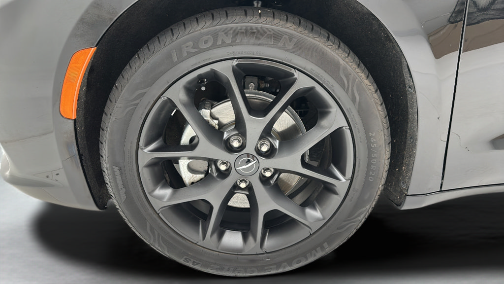 Used 2025 Chrysler Pacifica Limited FWD image 9