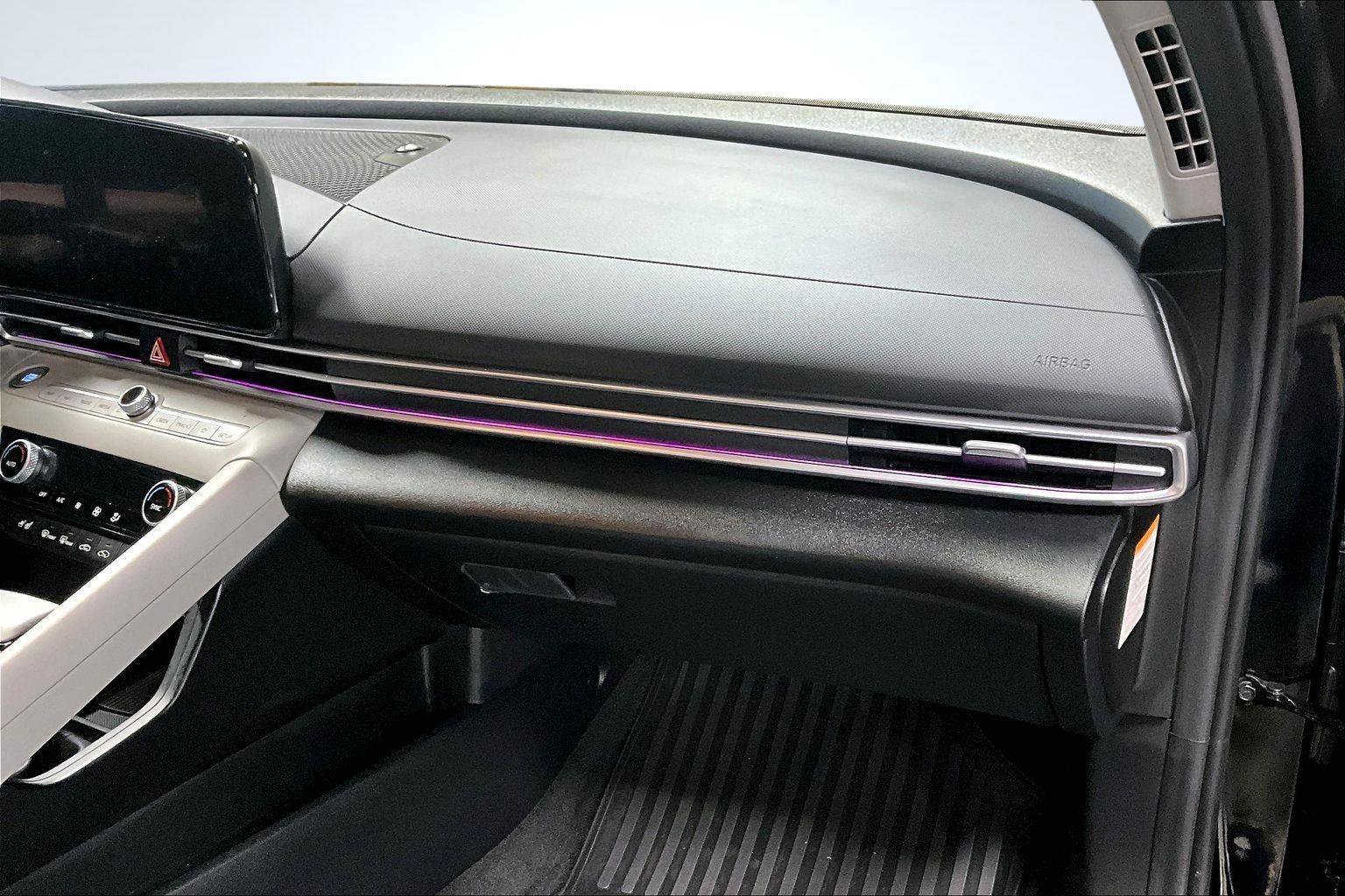 Used 2025 Hyundai Elantra Limited image 18