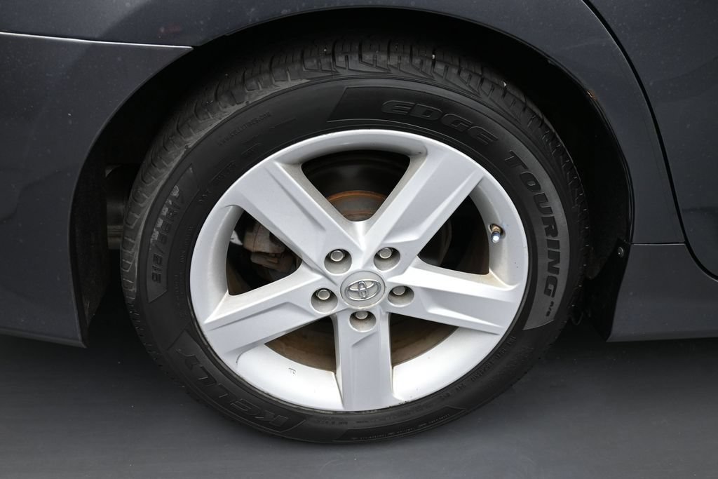 Used 2014 Toyota Camry SE w/ Moonroof Package FWD image 29