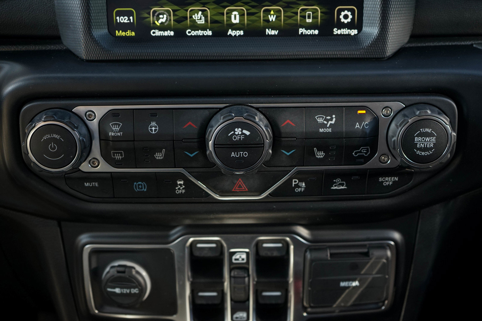 Used 2022 Jeep Wrangler Unlimited Sahara w/ Cold Weather Group image 20