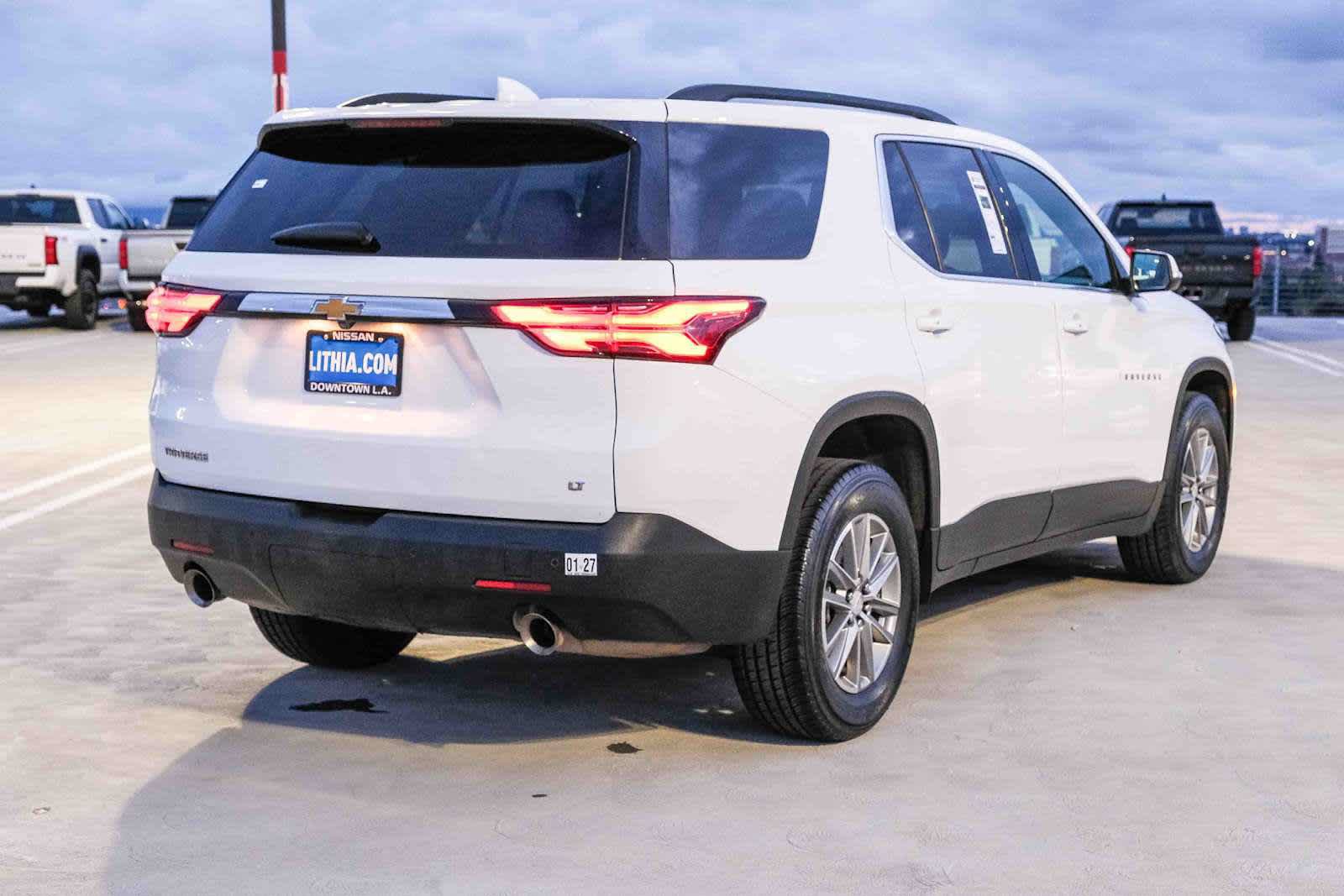 Used 2023 Chevrolet Traverse LT FWD image 4