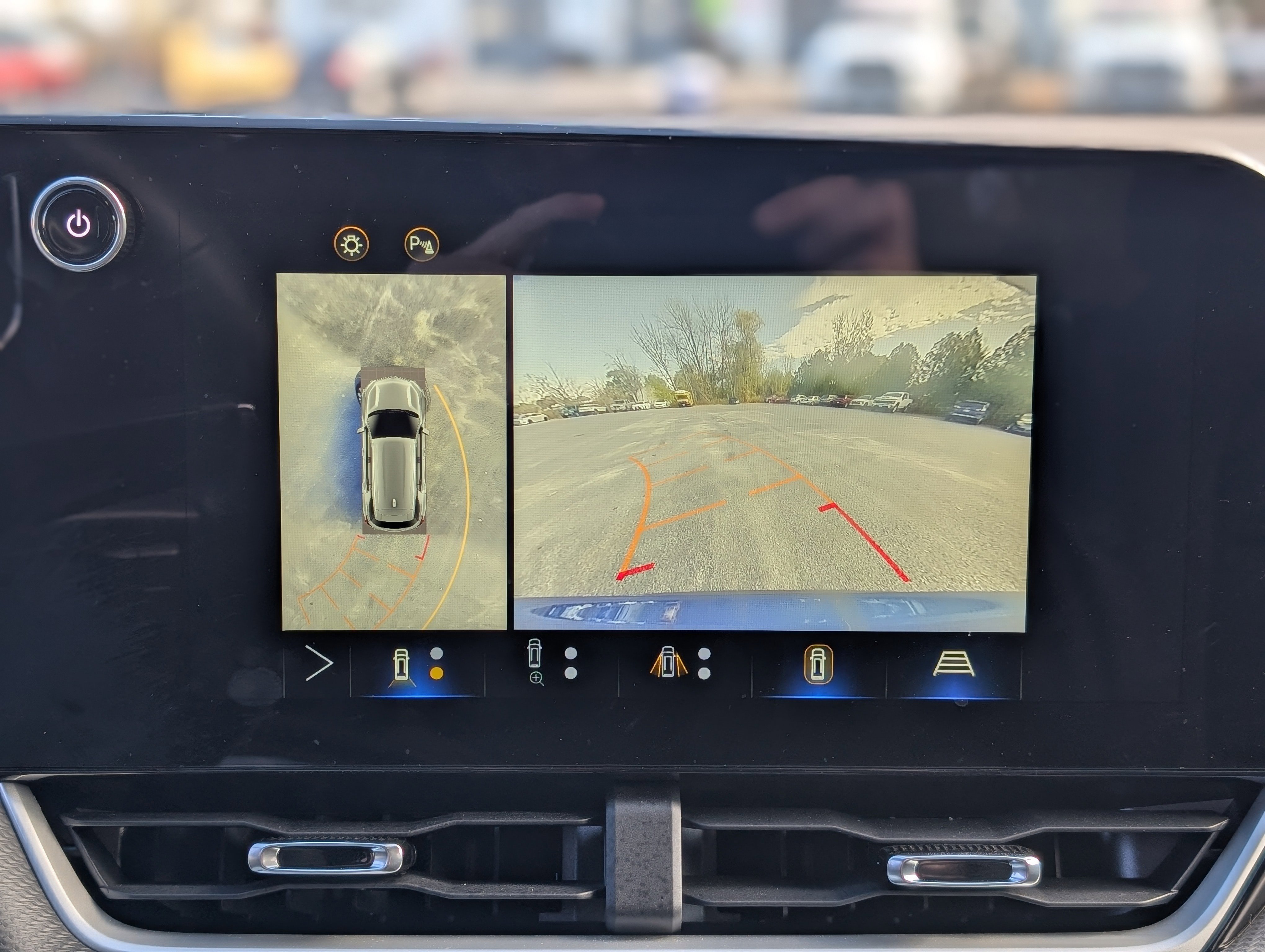 Used 2025 Chevrolet Equinox LT w/ Safety and Technology Package image 3