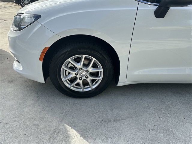 Used 2022 Chrysler Voyager LX image 19