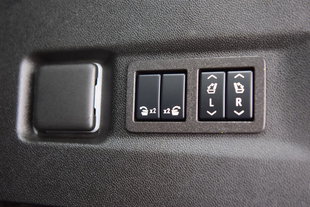 Used 2024 GMC Yukon XL Denali AWD/4WD image 27