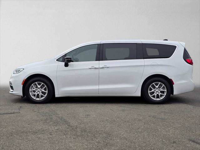Used 2025 Chrysler Pacifica Select FWD image 6