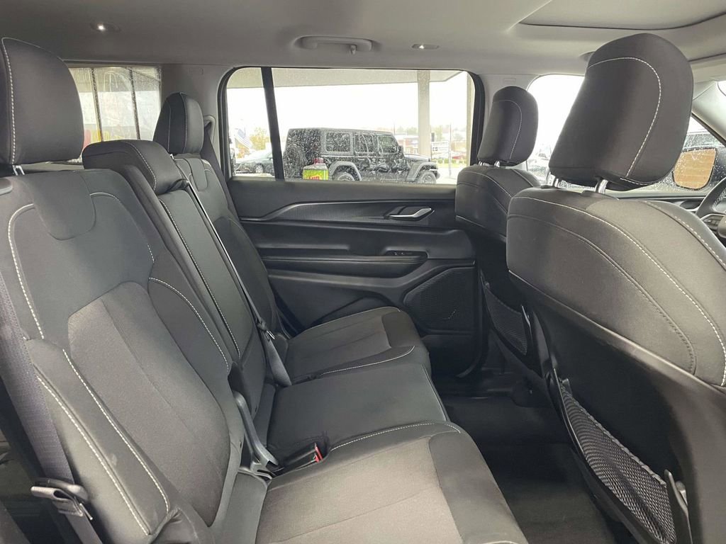 Used 2024 Jeep Grand Cherokee L Laredo image 17