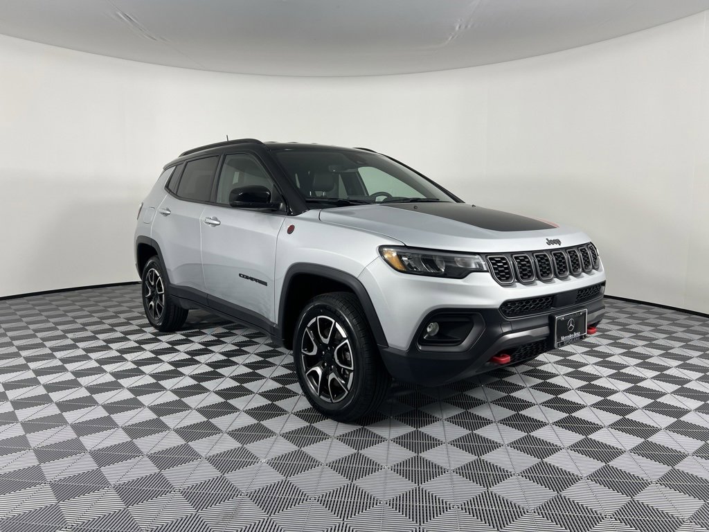 Used 2024 Jeep Compass Trailhawk image 2