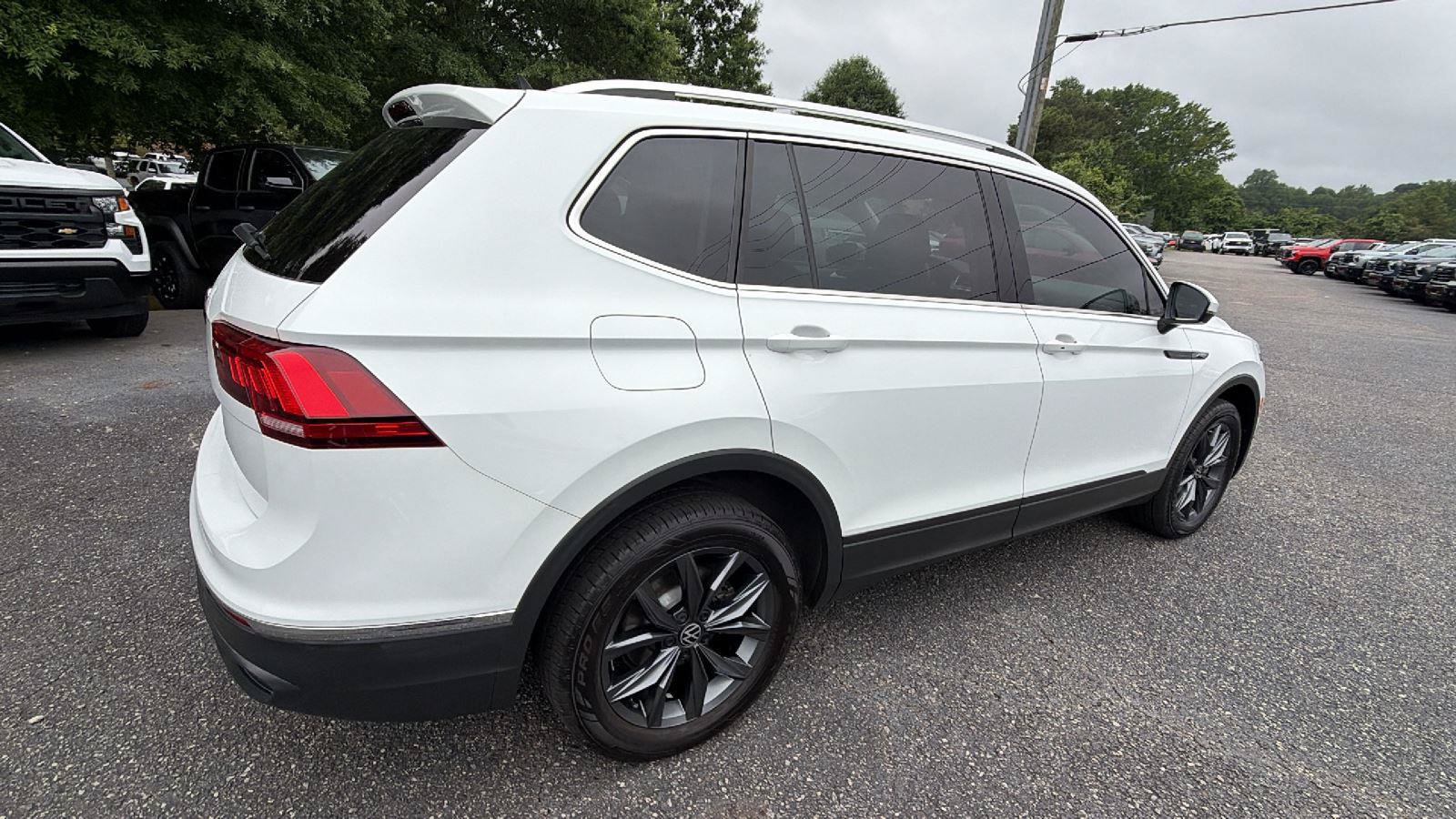Used 2022 Volkswagen Tiguan SE FWD image 9