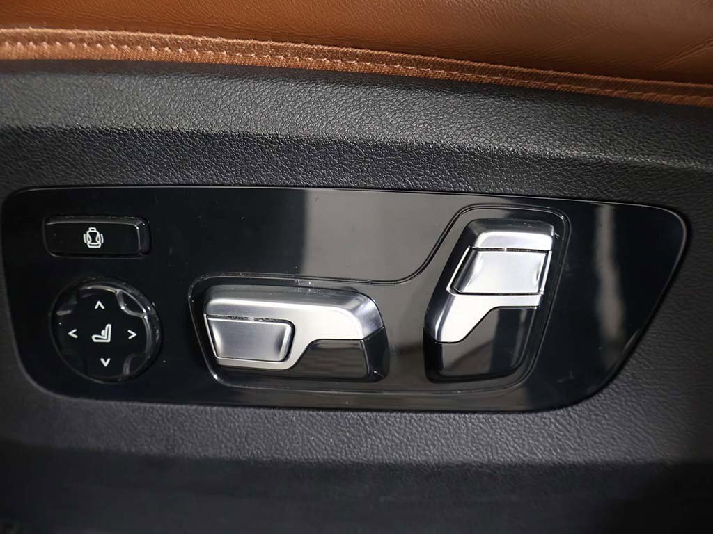 Used 2024 BMW X7 M60i w/ Executive Package image 40