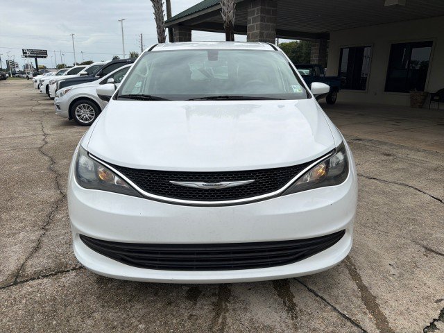 Used 2017 Chrysler Pacifica Touring w/ Tire & Wheel Group FWD image 12