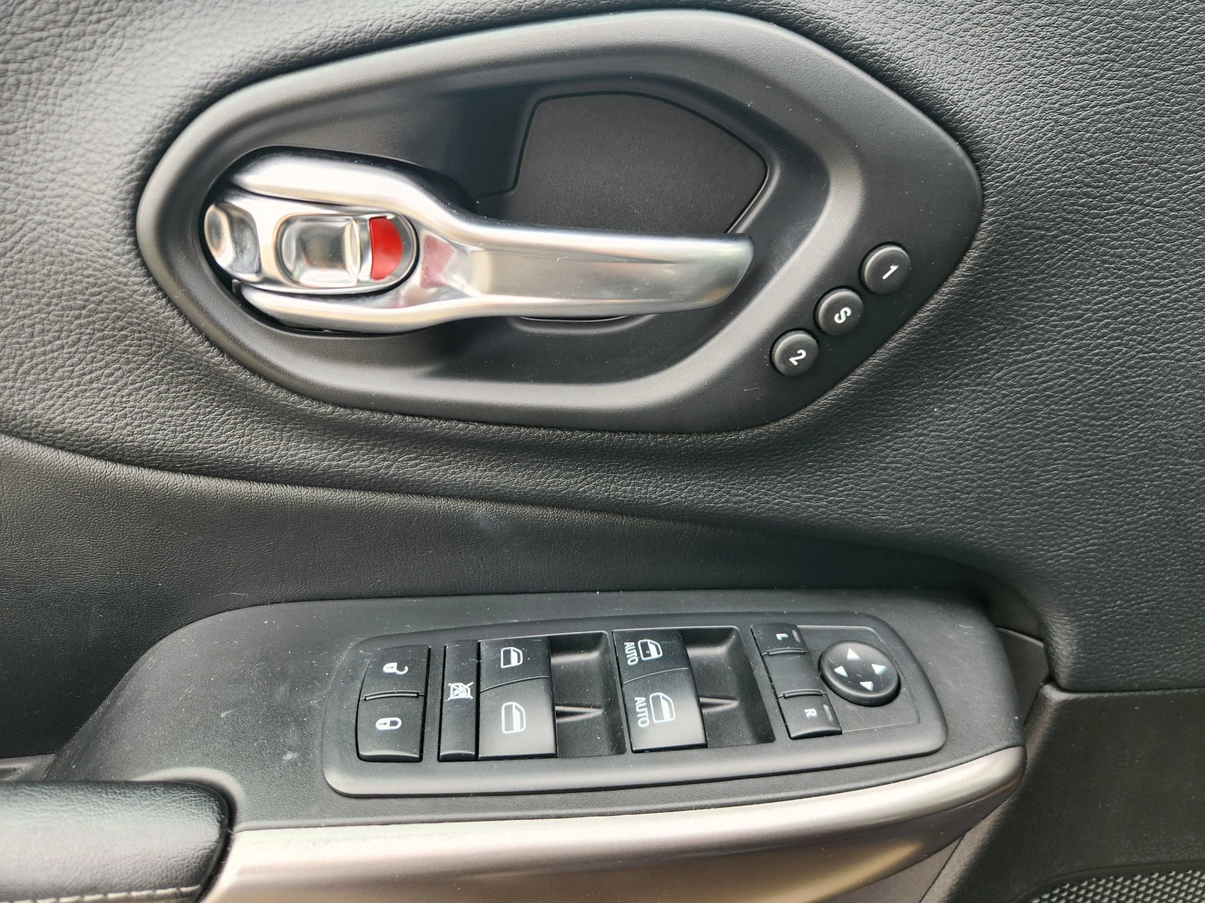 Used 2019 Jeep Cherokee Limited AWD/4WD image 29