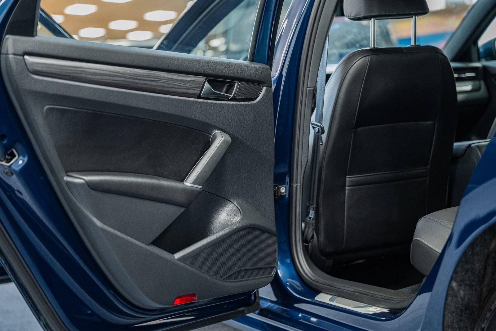 Used 2021 Volkswagen Passat 2.0T R-Line image 38