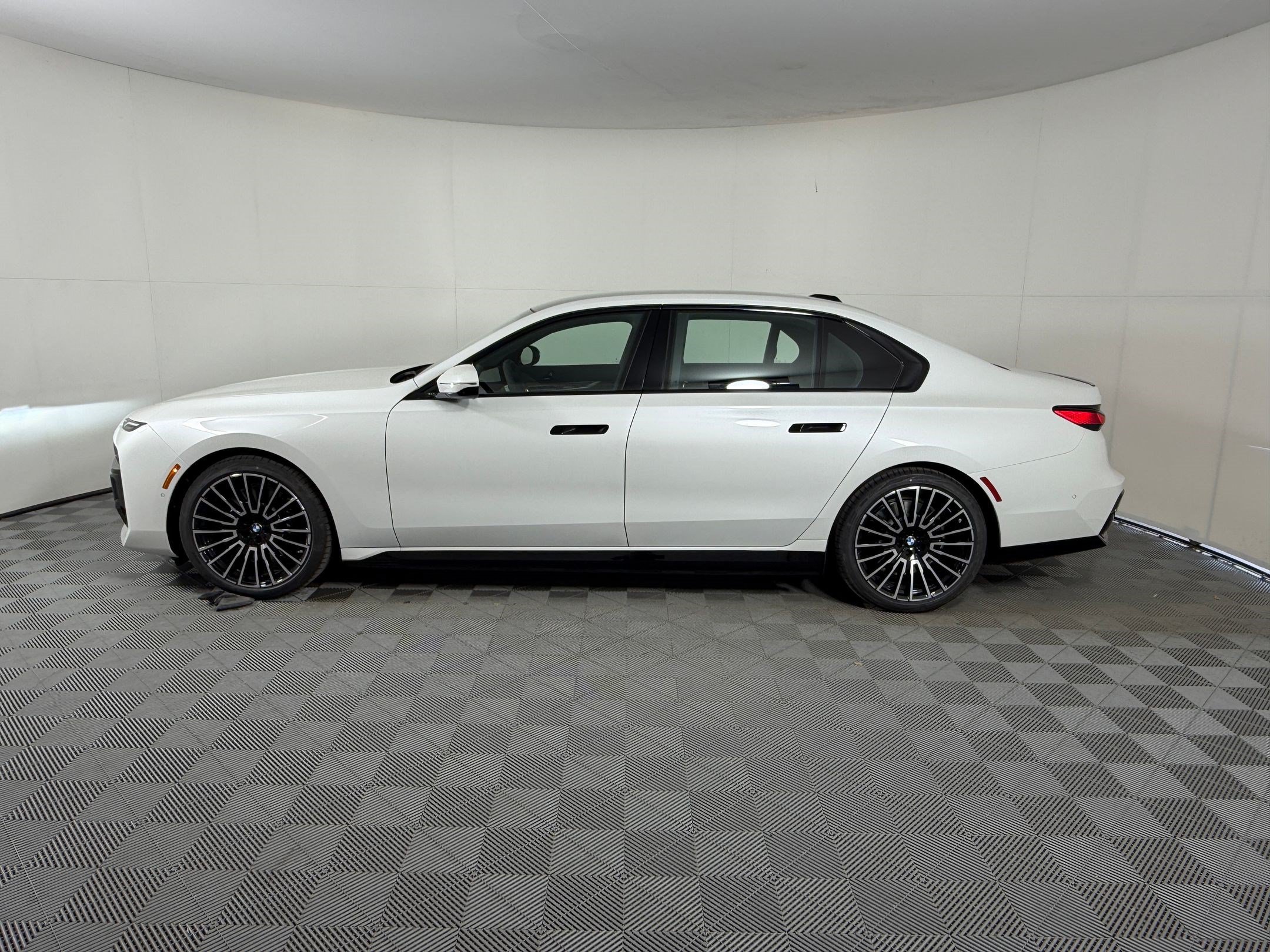 Used 2026 BMW i7 xDrive60 AWD/4WD image 2