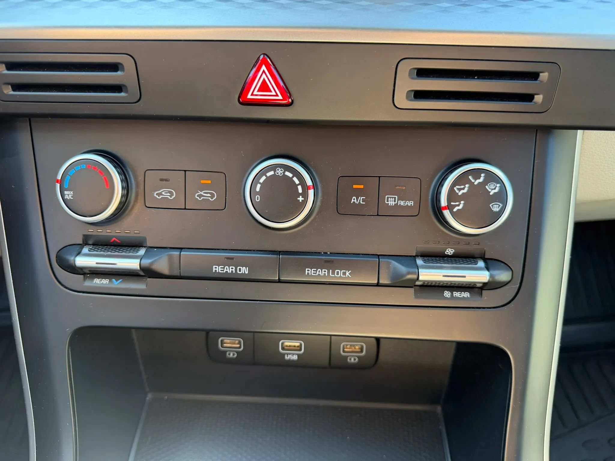 Used 2023 Kia Carnival LX FWD image 19