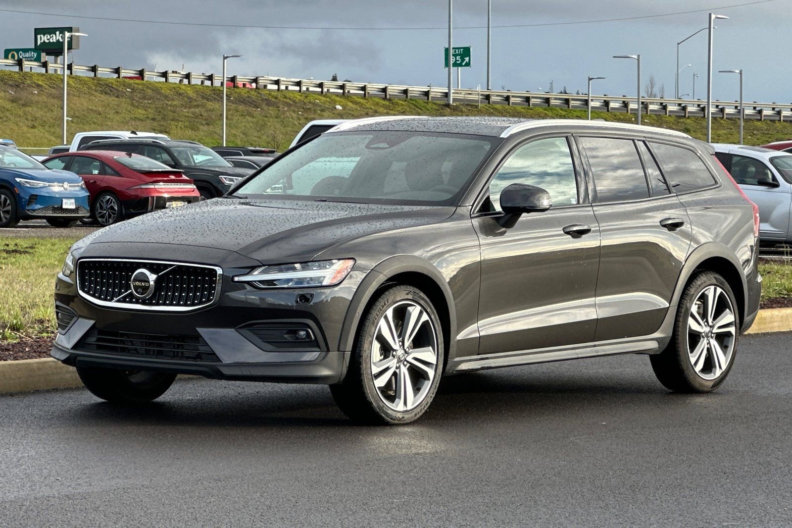 Used 2025 Volvo V60 B5 Cross Country Plus image 7