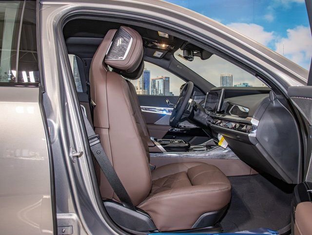 Used 2026 BMW 740i xDrive w/ Premium Package image 21