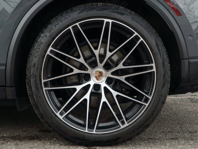 Certified 2025 Porsche Macan 4 Electric image 13