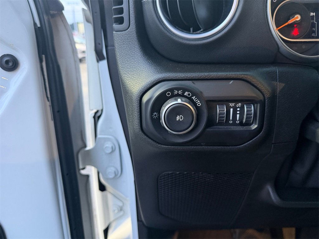 Used 2020 Jeep Wrangler Unlimited Sahara image 28