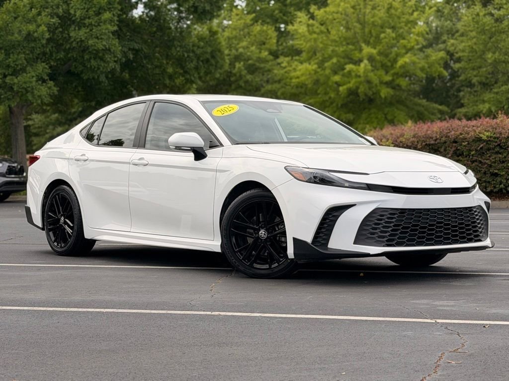 Used 2025 Toyota Camry SE FWD image 2