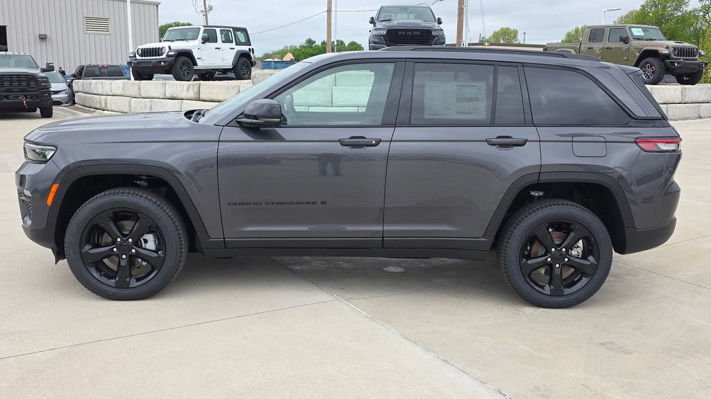 New 2025 Jeep Grand Cherokee Limited w/ Black Appearance Package AWD/4WD image 2