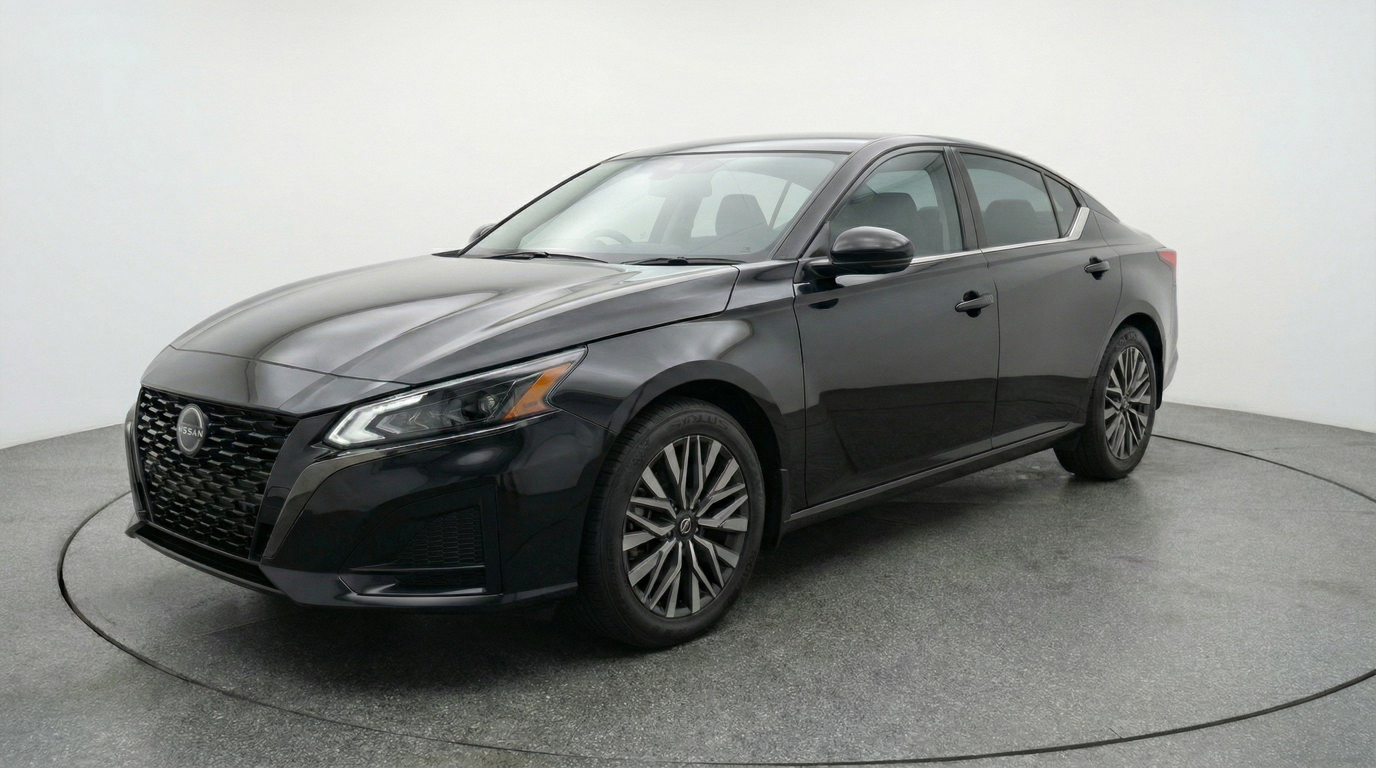 Used 2025 Nissan Altima 2.5 SV FWD image 3