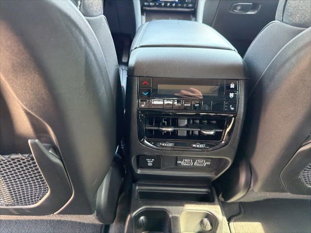 Used 2023 Jeep Grand Cherokee L Limited AWD/4WD image 15