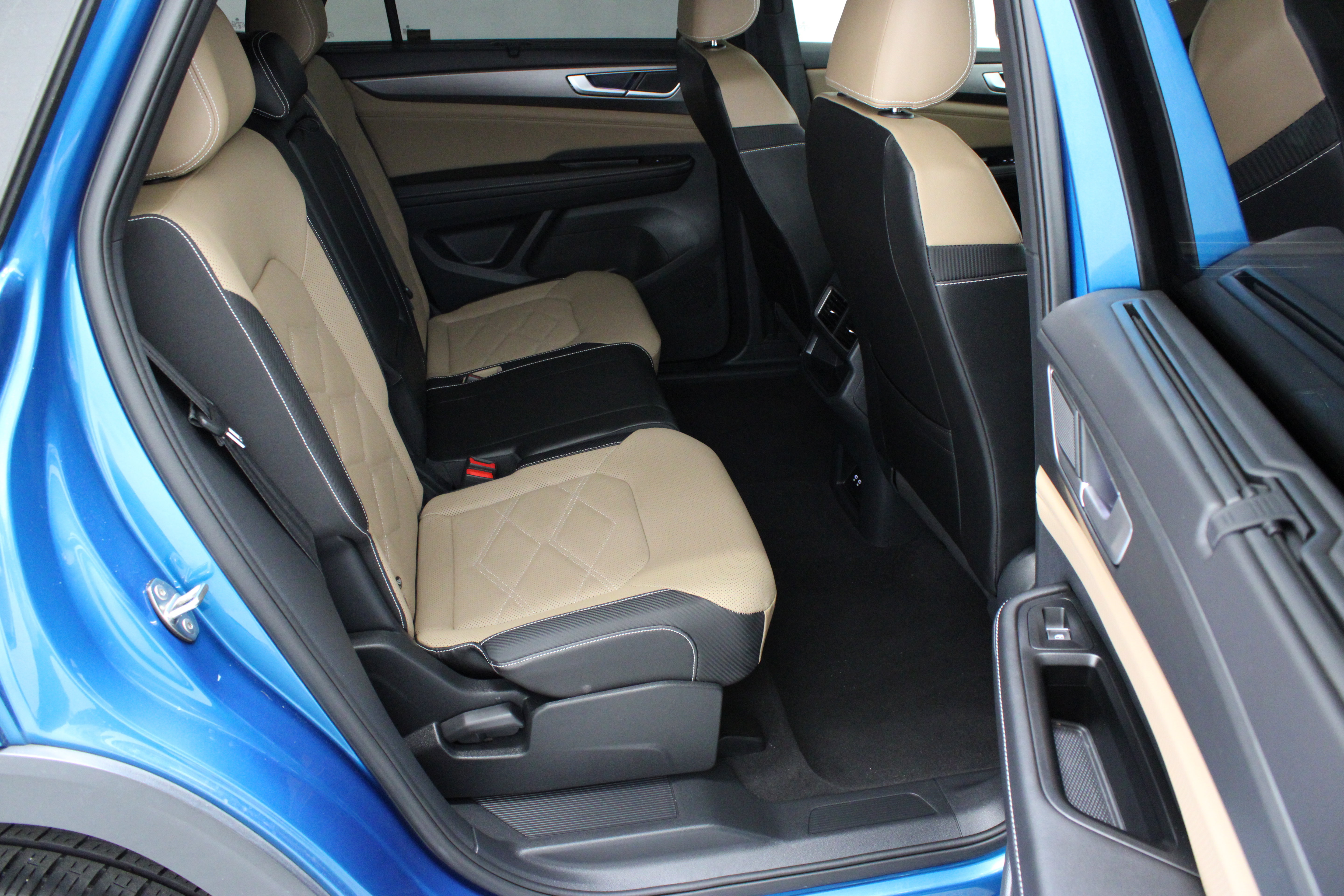 Used 2024 Volkswagen Atlas Cross Sport SE FWD image 33