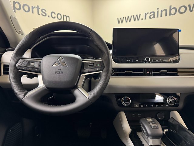 New 2025 Mitsubishi Outlander SE image 9