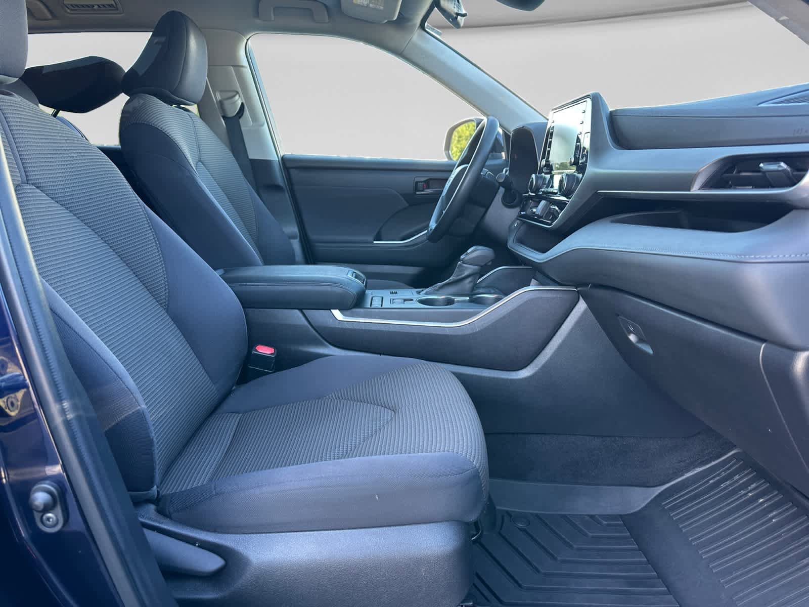 Used 2021 Toyota RAV4 XLE w/ Convenience Package FWD image 16