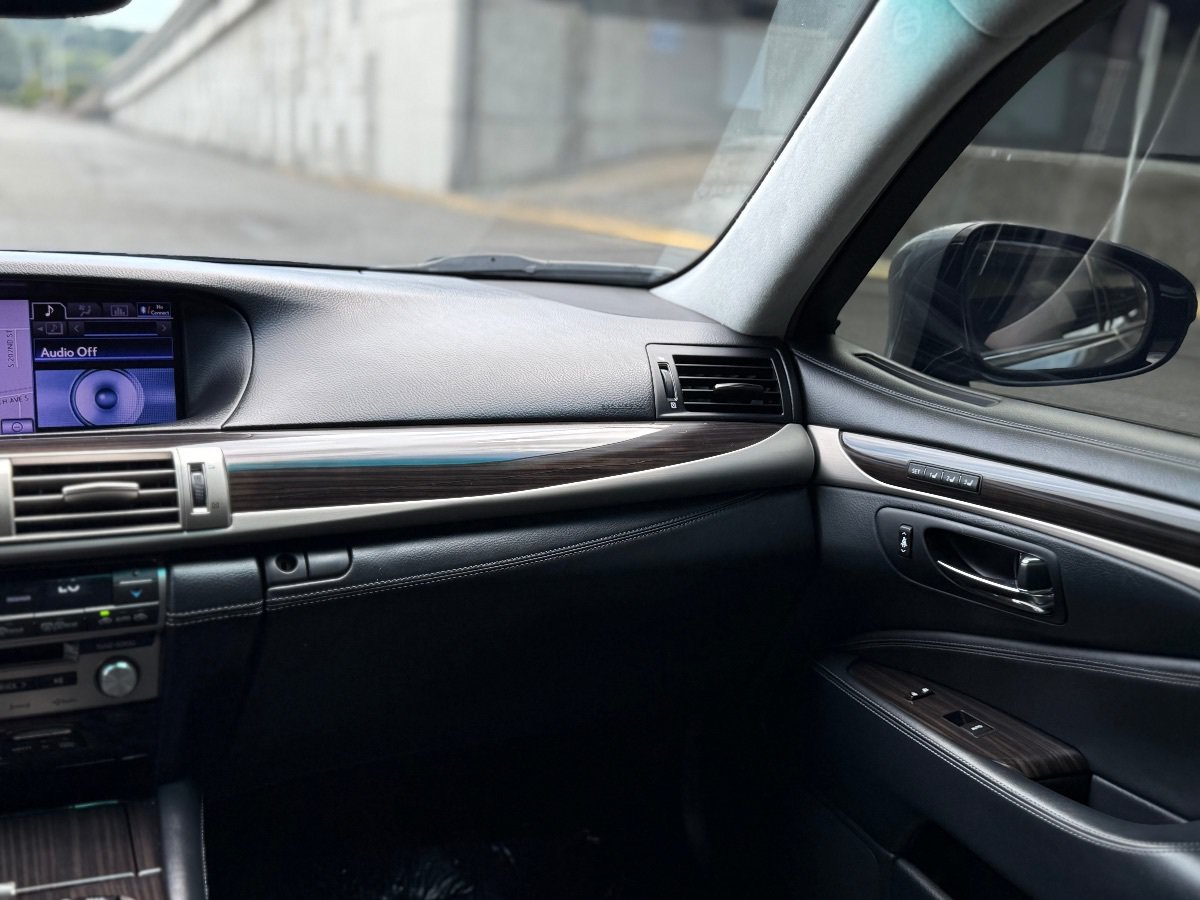 Used 2013 Lexus LS 460 w/ Comfort Pkg RWD image 19