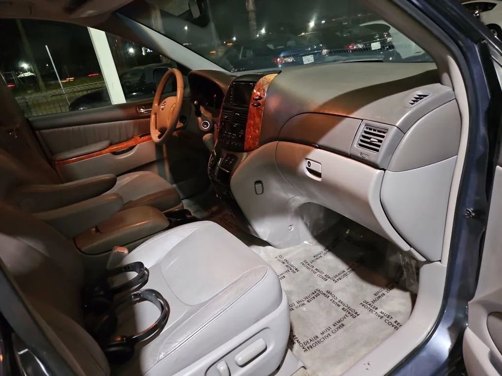 Used 2008 Toyota Sienna XLE Limited image 25